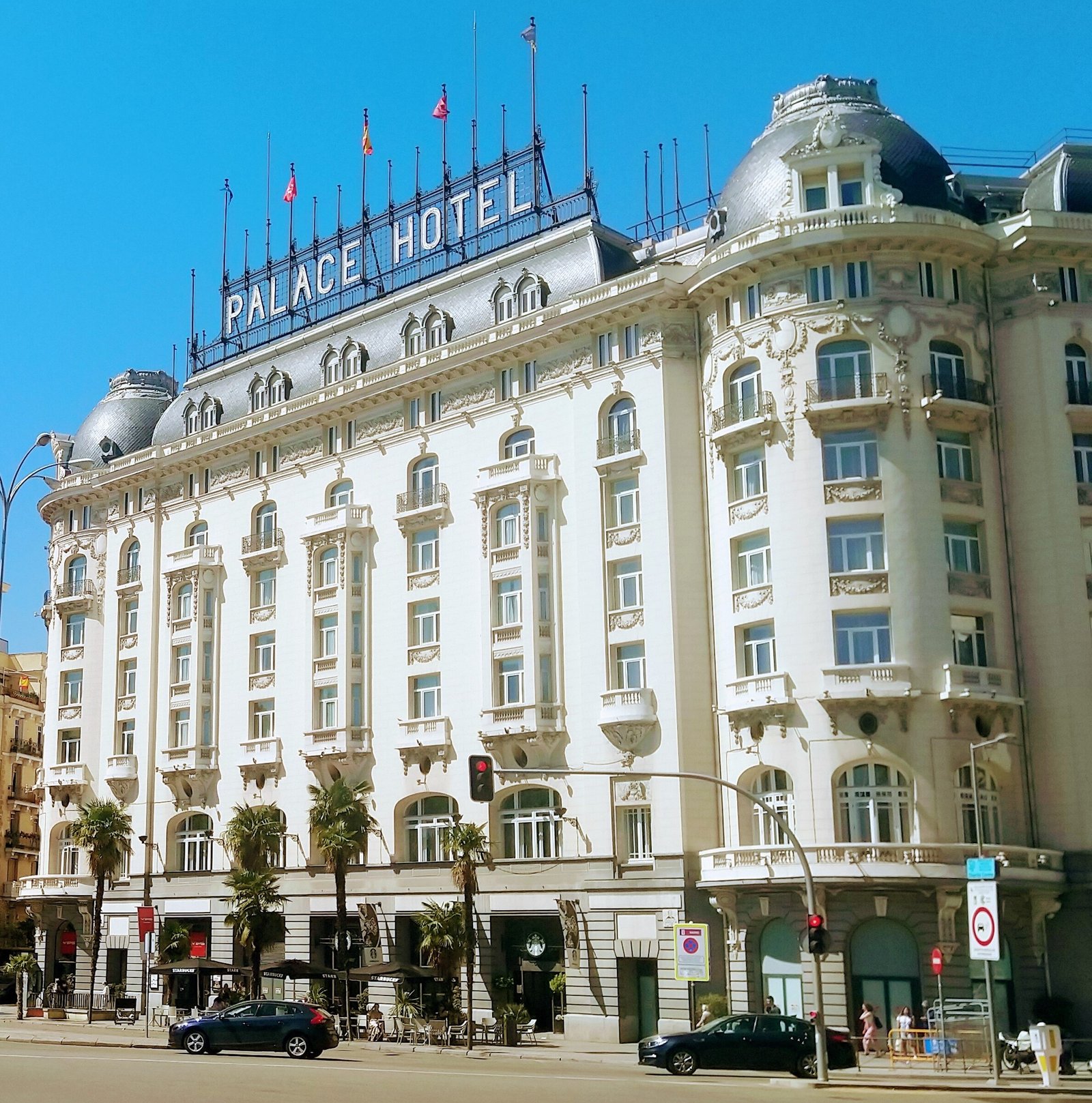 Fachada y entorno de The Palace Madrid