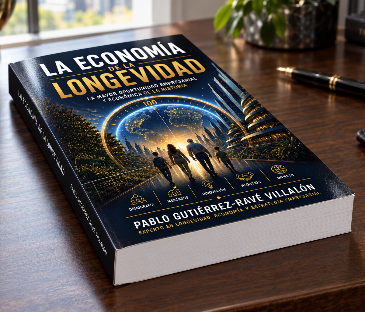 Portada de La Economía de la Longevidad, de Pablo Gutiérrez-Ravé Villalón, sobre un escritorio