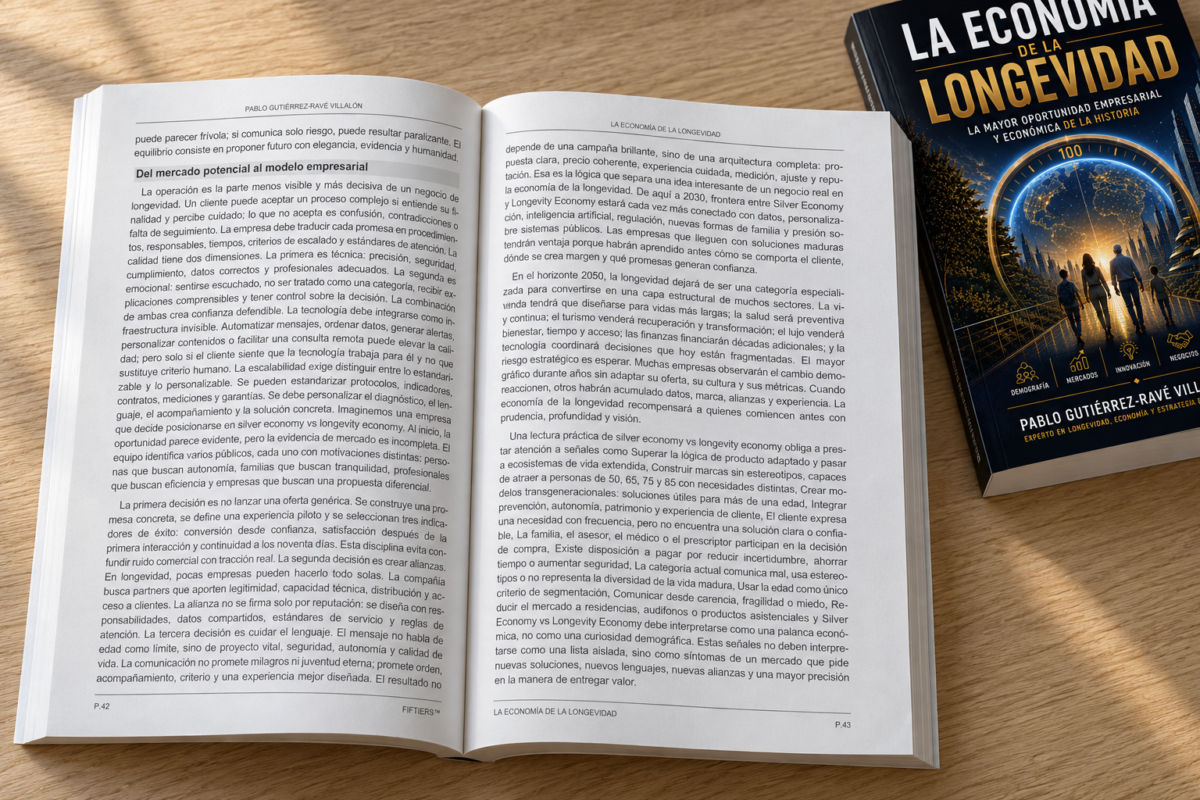 Libro abierto por las páginas 42 y 43 junto a la portada de La Economía de la Longevidad
