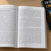 La Economía de la Longevidad INTERIOR 2 Libro abierto por las páginas 42 y 43 junto a la portada de La Economía de la Longevidad