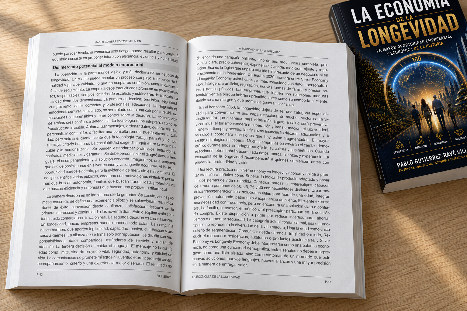 Páginas interiores junto a la portada del libro