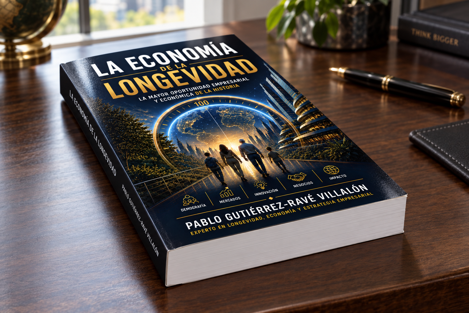 Portada de La Economía de la Longevidad, de Pablo Gutiérrez-Ravé Villalón, sobre un escritorio