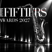 FIFTIERS AWARDS 2027: saxofón sobre un escenario iluminado en blanco y negro.