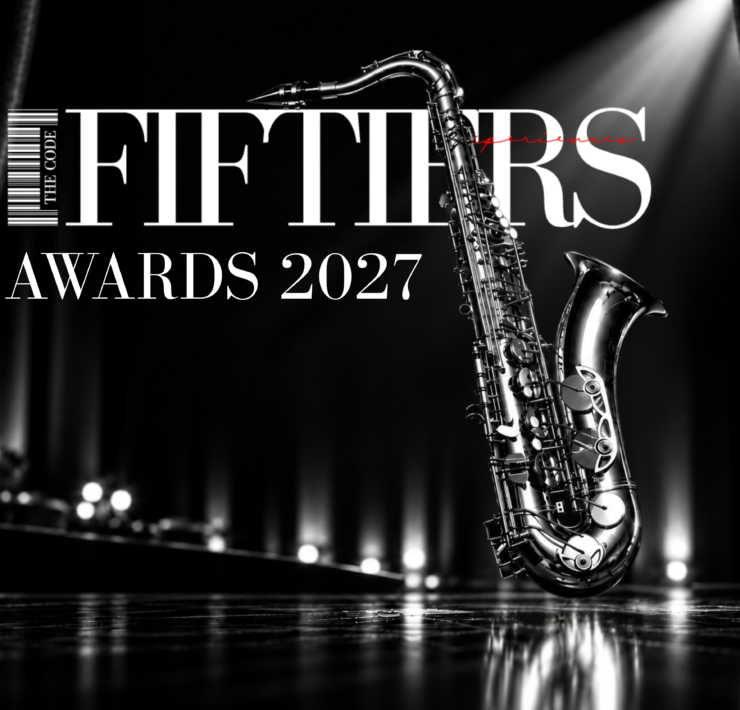 FIFTIERS AWARDS 2027: saxofón sobre un escenario iluminado en blanco y negro.