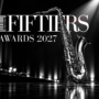 FIFTIERS AWARDS 2027: saxofón sobre un escenario iluminado en blanco y negro.