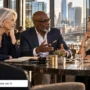 Ilustración editorial generada con IA de profesionales mayores de 50 años conversando en un café urbano.